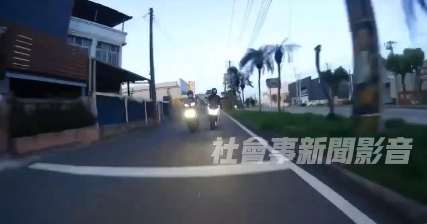 白衣男子疑似為閃違停車輛險些與黑衣男碰撞。(圖/翻攝自社會事新聞影音)