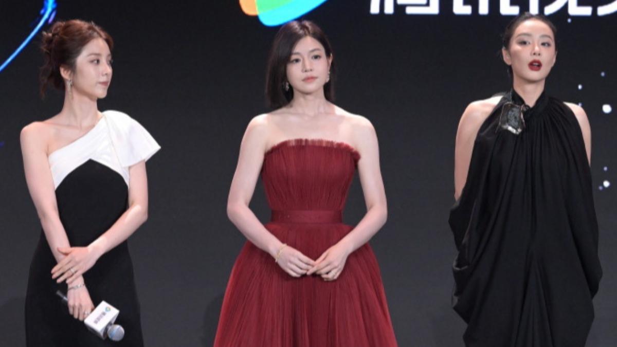 陳妍希穿著深紅色露肩禮服亮相活動,氣色頗佳。(圖/翻攝自微博)