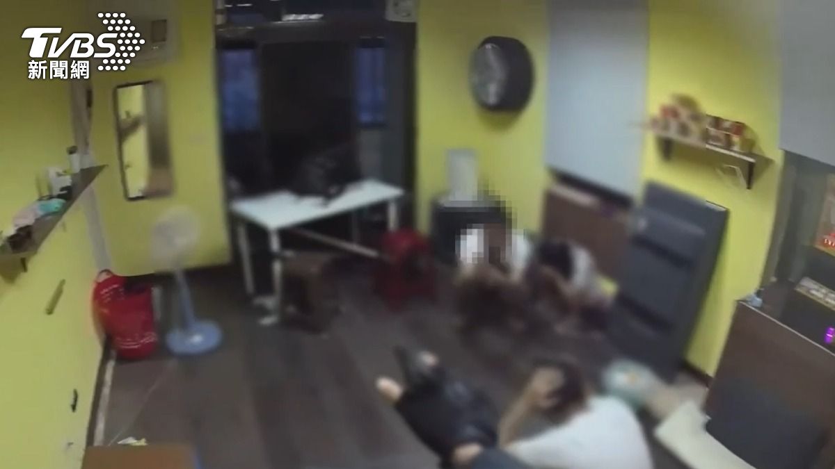 12男5女大開毒趴!警上門強勢攻堅 他將MP5衝鋒槍丟窗外