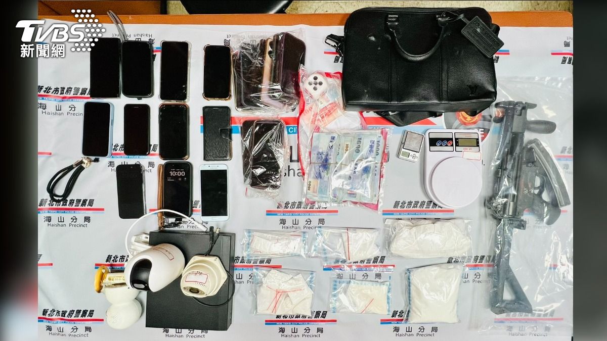 警方查扣毒品、槍枝等證物。(圖/TVBS)