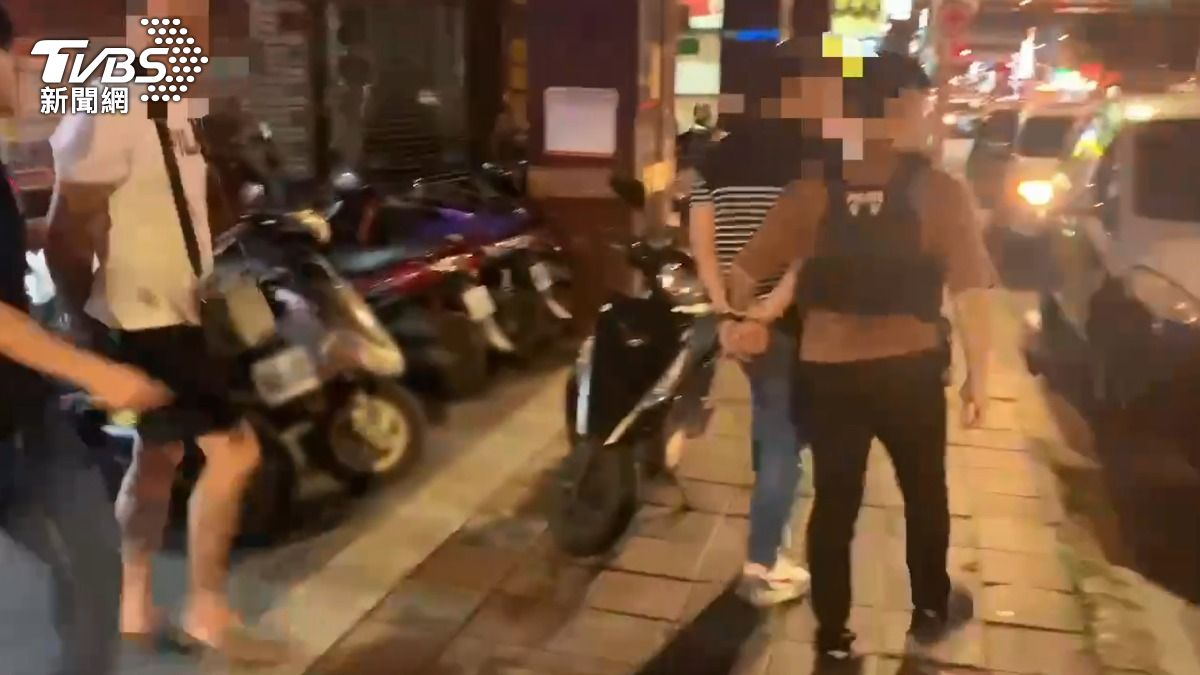 警方逮捕12男、5女等17名犯嫌。(圖/TVBS)
