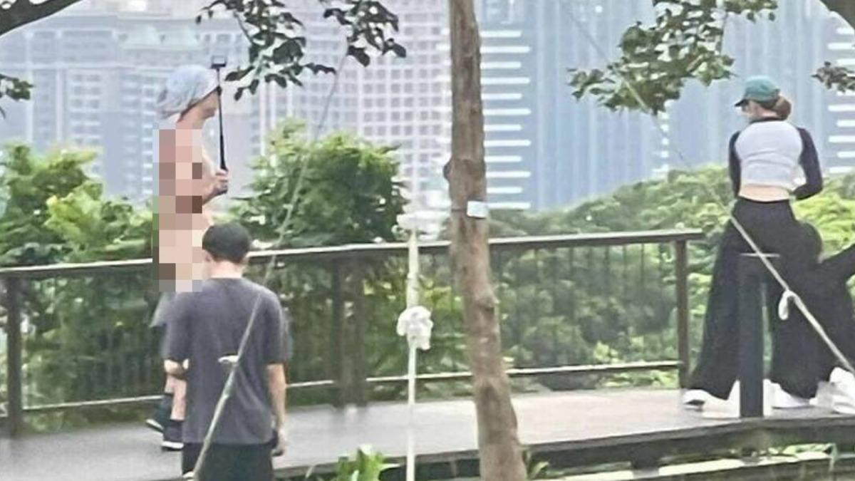 裸男只穿鞋子和頭戴毛巾。(翻攝自臉書爆料公社二社)