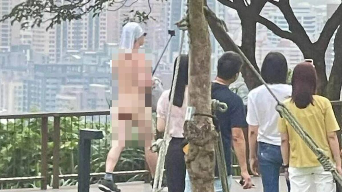 裸男在人多的地方仍大膽行走。(翻攝自臉書爆料公社二社)