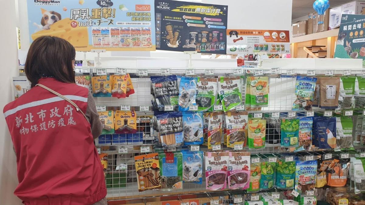 新北動保處稽查問題貓飼料。(圖/新北動保處提供)