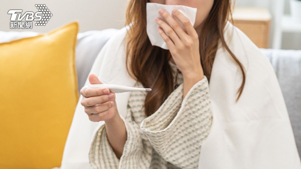 倒4天燒到幻覺!辦公室「一半同事確診」 他中標怕爆:這波很強