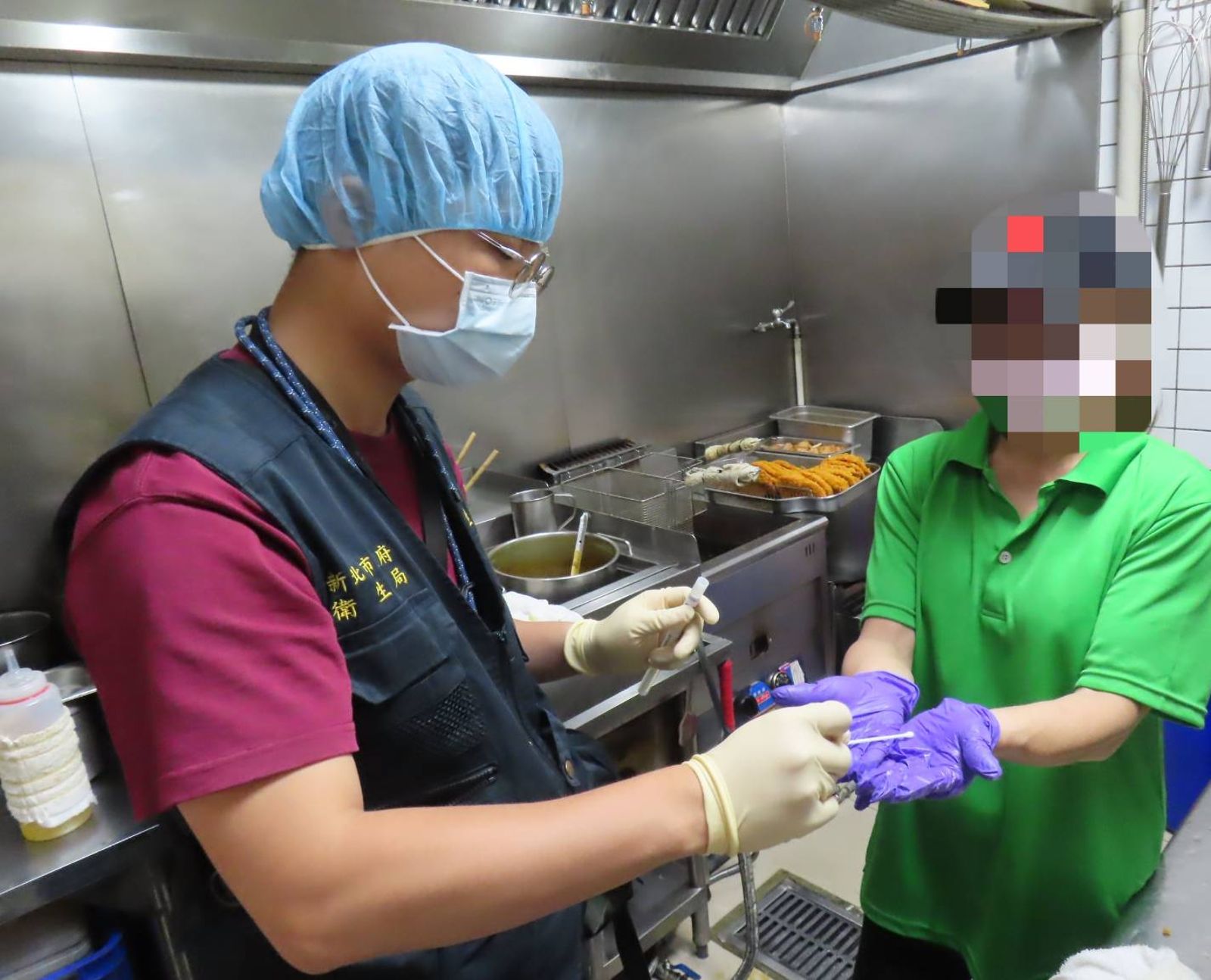 遠雄廣場「鴻屋咖哩」疑食物中毒案,衛生局前往稽查。(新北市衛生局提供)