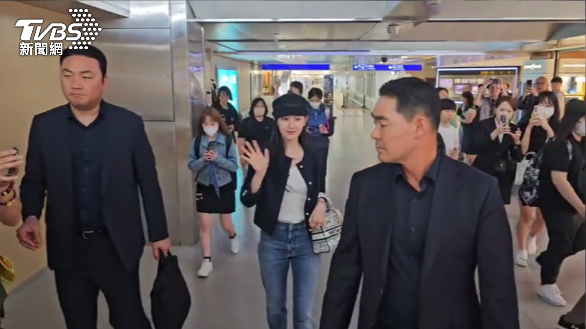 金智媛來到台灣了!現身桃機寵粉揮手、比愛心 6/25將同台周杰倫