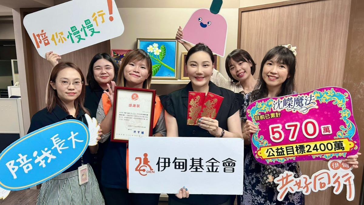 沈嶸(右3)分析孫安佐一家的命格。(圖/伊甸社會福利基金會提供)