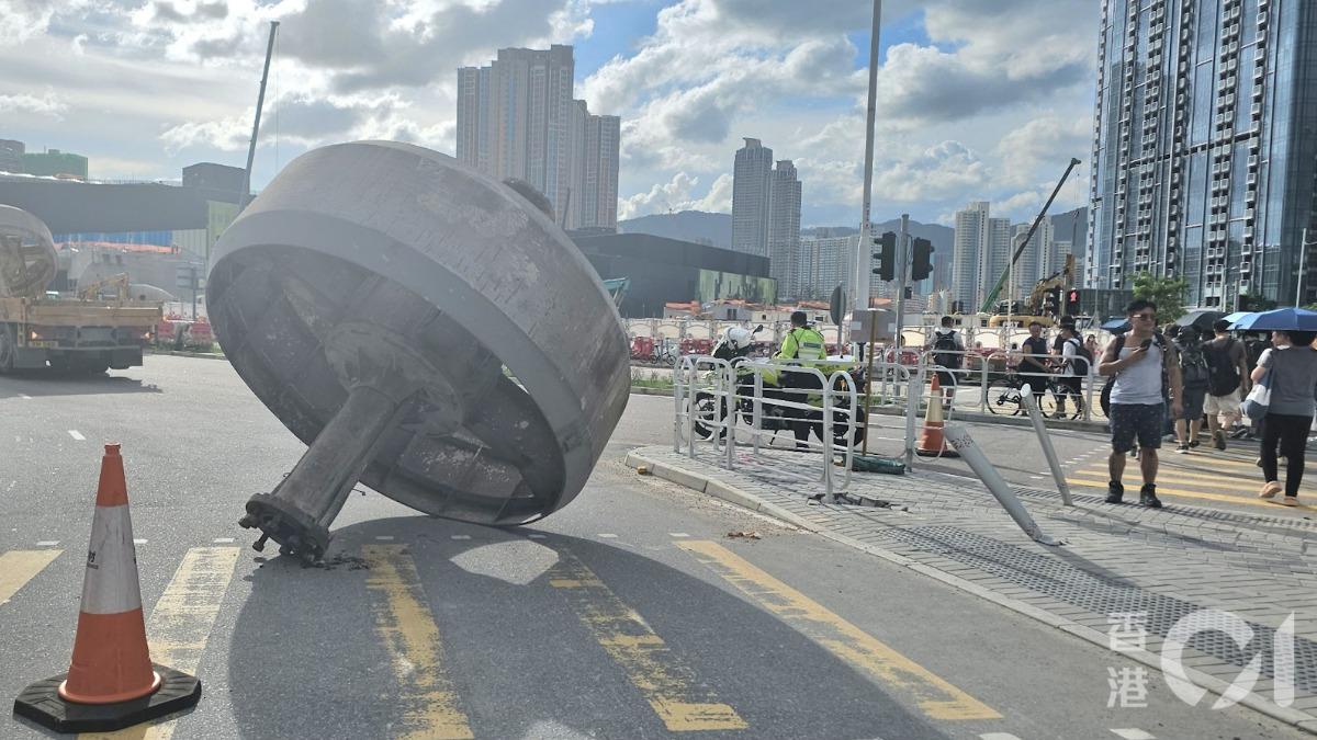 疑貨車未綁牢!「巨輪」橫躺港馬路中央 民衆嚇傻急報案