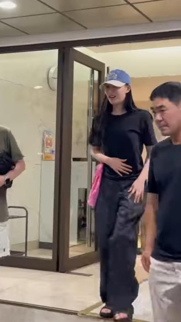 金智媛素T、寬褲和拖鞋穿搭引起熱議。(圖/讀者s.w_1210授權提供)