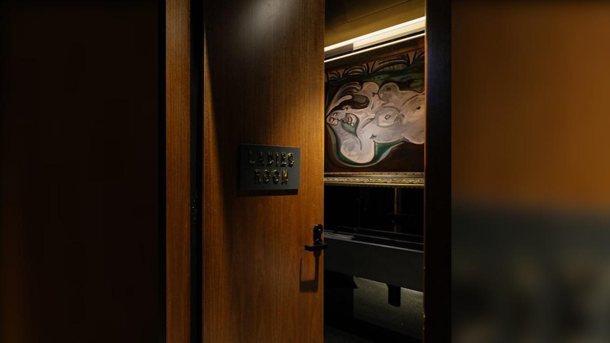在被男子提告後,「新舊藝術博物館」女館長將本應掛在女性專區的畫作移到女廁內。(圖/翻攝自Instagram@kirshakaechele)