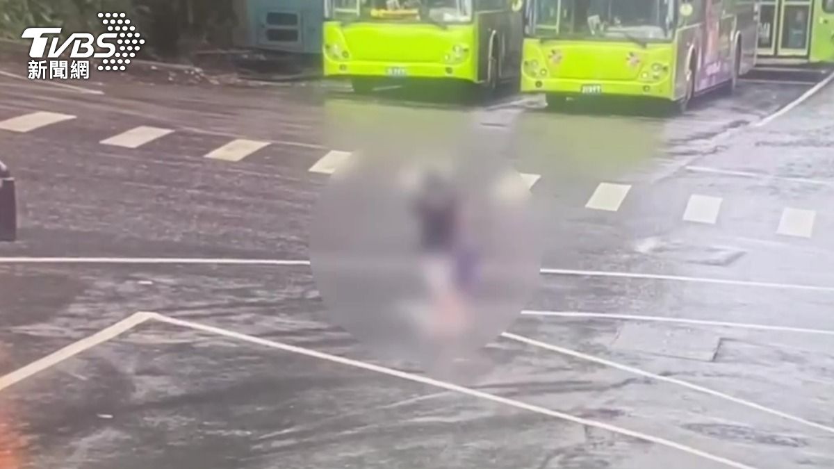 嫌犯趁司機下車尿尿時,將公車直接開走。(圖/TVBS)