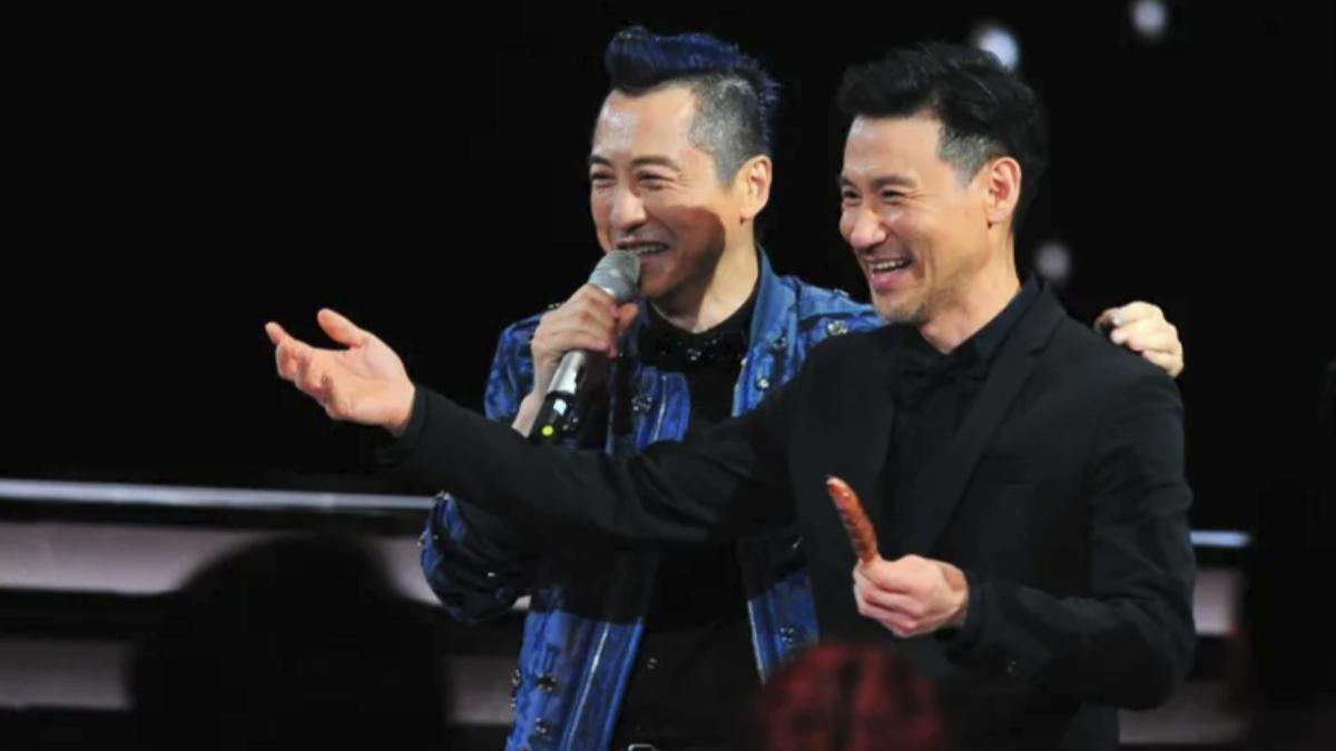 哈林擔任第26屆金曲獎典禮主持人,帶歌王入圍者玩起擲骰子,張學友則將香腸送給總召伍思凱。(圖/台視提供)