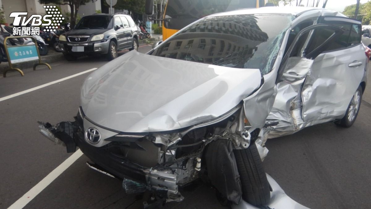 有片／台中清晨死亡車禍！65歲女闖紅燈遇劫　車體撞凹重傷亡