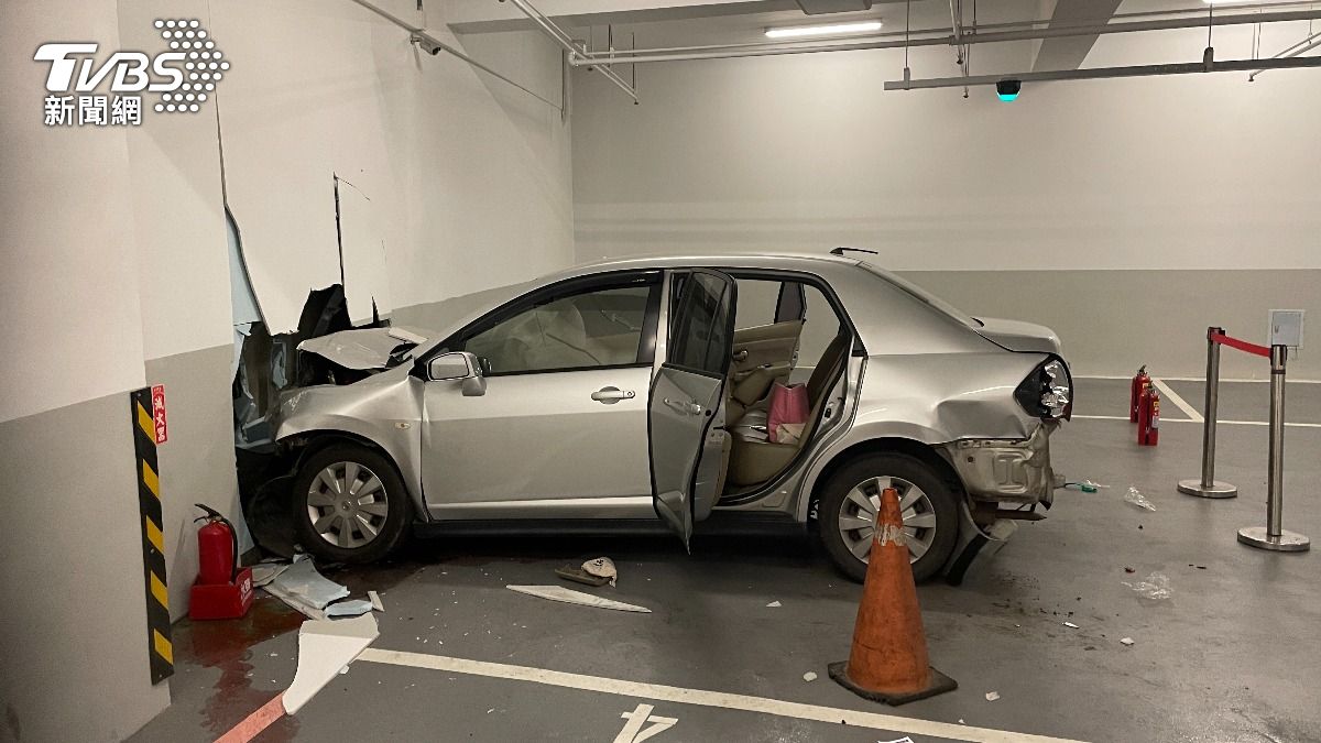 桃園離奇車禍！男「高速倒車衝破牆」　夾困車內送醫不治