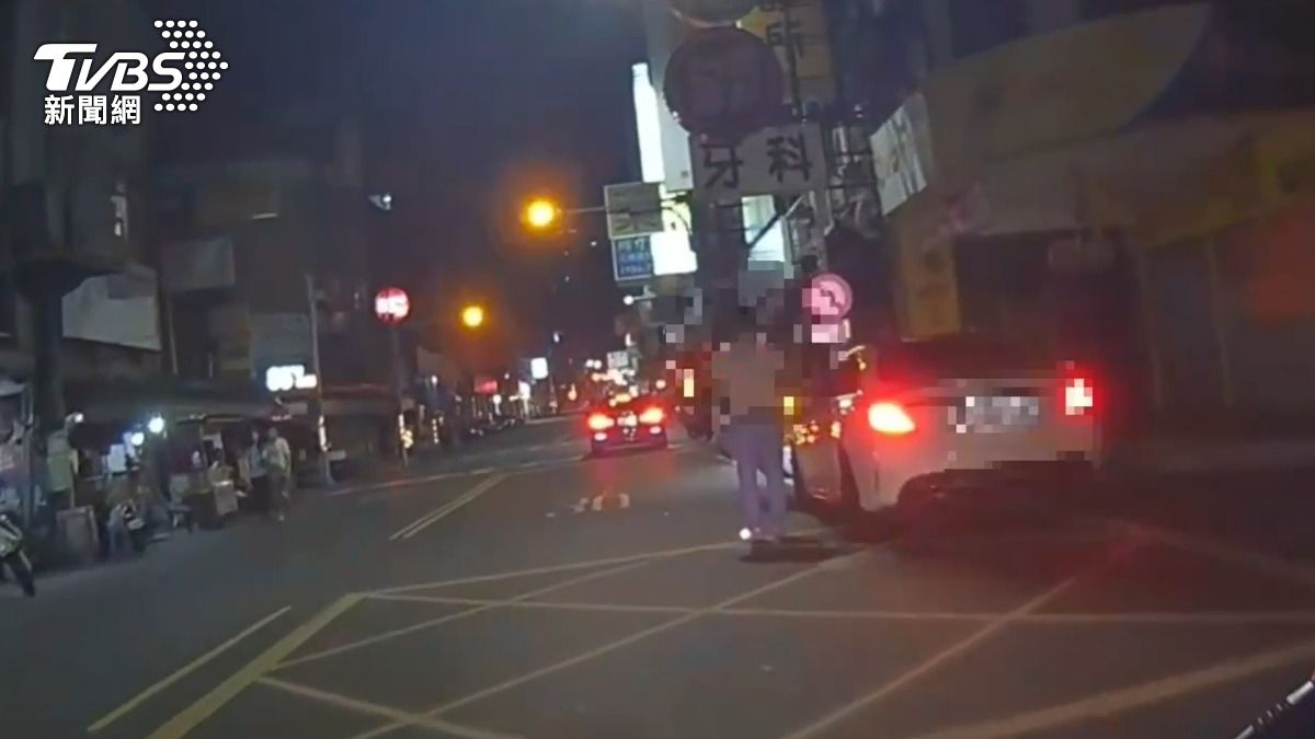 林男違規停車被警方盤查。（圖／TVBS）