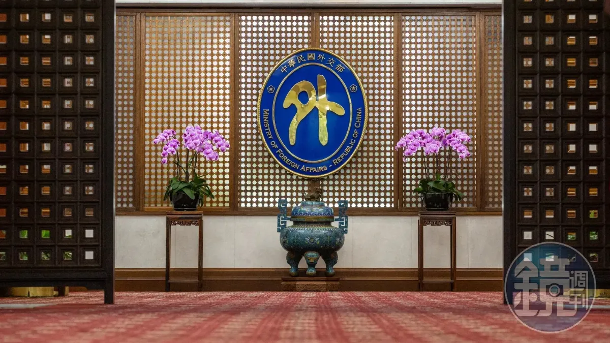 駐美代表俞大㵢爆百萬公帑享豪奢!官員慘淪下人 外交部緊急回應