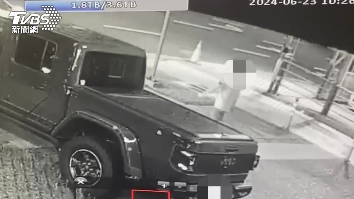 被害人現身準備交易結果被騙上車押走。（圖／TVBS）