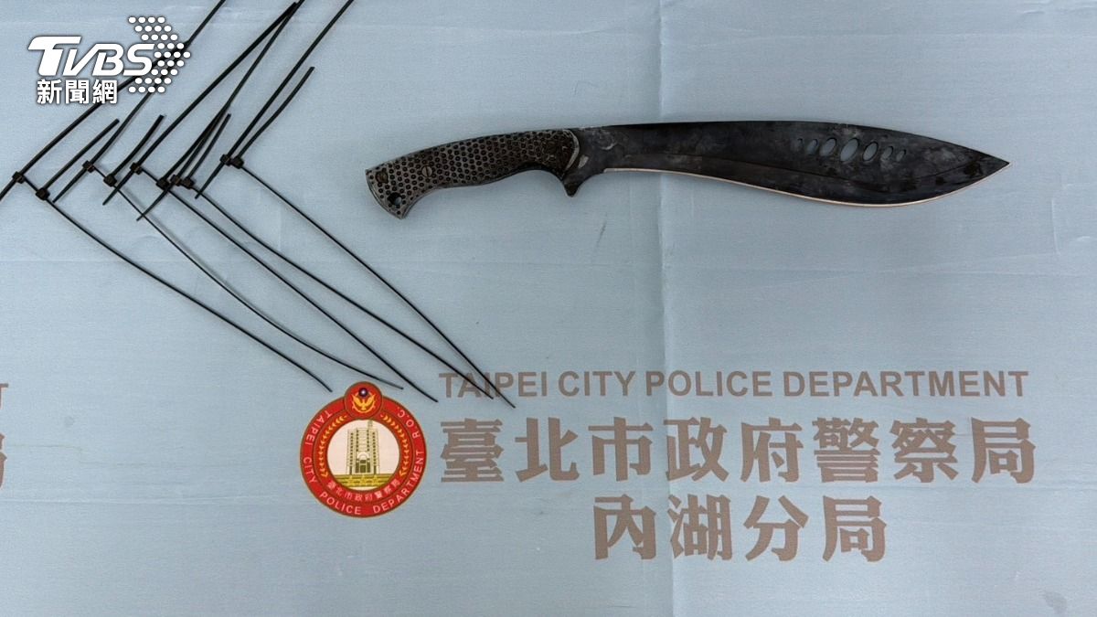 警方查扣做案刀械與束帶。（圖／TVBS）
