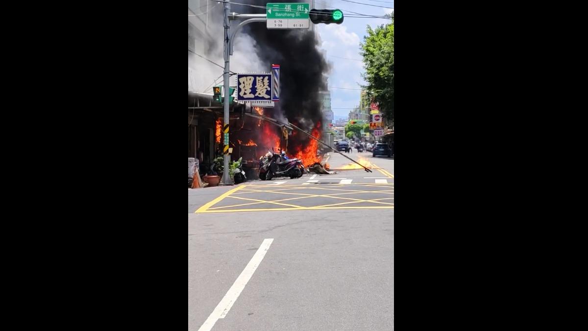 民眾拍下火警當下,熊熊火勢相當駭人。(圖/翻攝Facebook三重蘆洲幫)