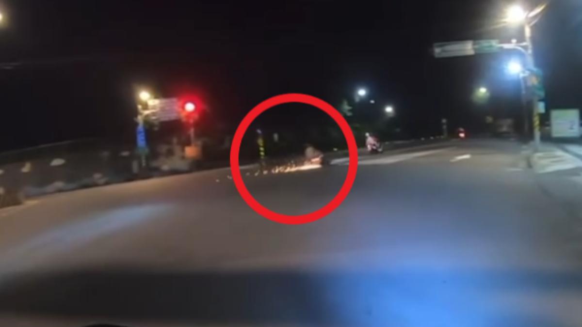 有片/基隆騎士左轉壓車冒火花 人車慘摔險滑進加油站