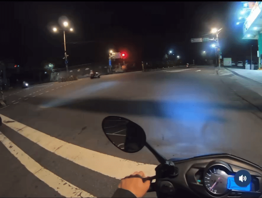 基隆騎士壓車冒火花,人車慘摔滑行。(圖/翻攝自翻攝j.y924 Threads)