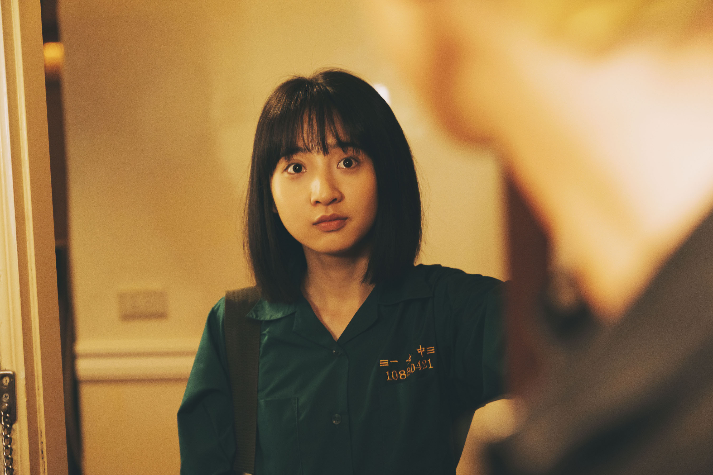 李沐飾演看似乖巧,私下卻非常叛逆的富家女。(圖/HamiVideo提供)