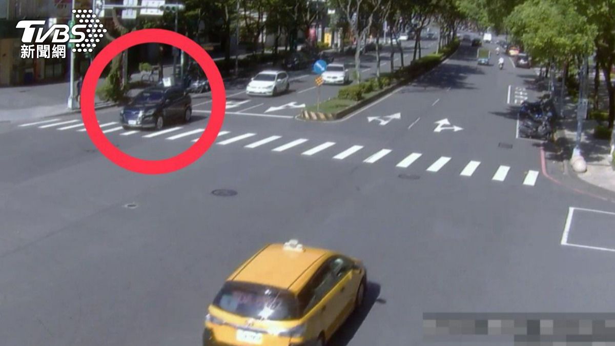 侯男犯案後開車逃離現場。(圖/TVBS)