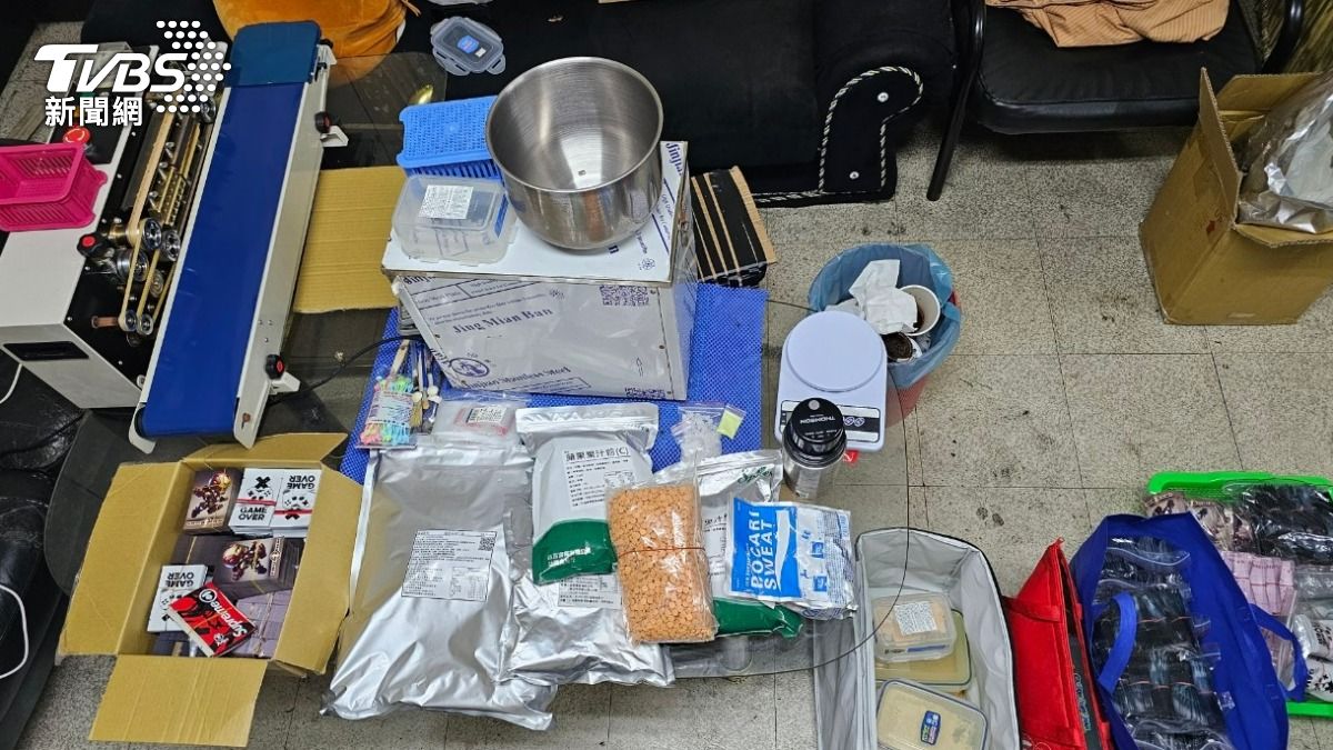 警方現場發現製毒原料與分裝工具。（圖／TVBS）