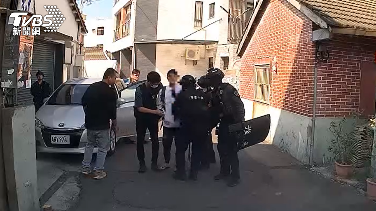 彰化阿超才假釋出獄竟不學好賣改造手槍 手持炸彈遭霹靂警拿下
