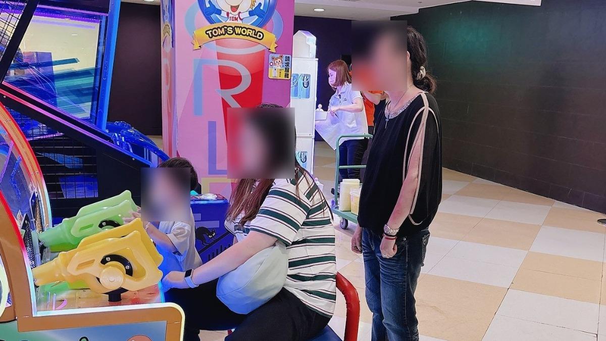 兒子玩機台遭「怪阿姨」狂緊盯! 一路跟到服務台:還跑起來