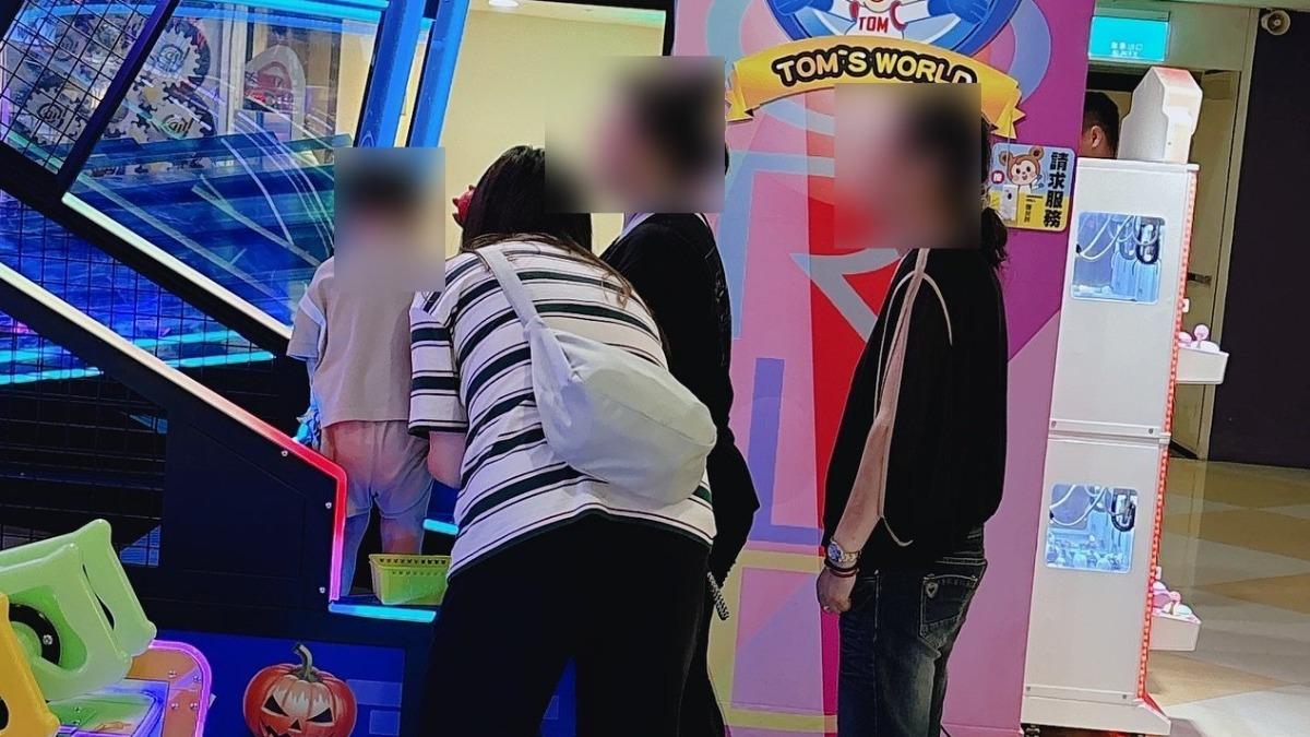 怪阿姨（右一）緊盯著他們玩機台。（圖／翻攝嘉義綠豆大小事）