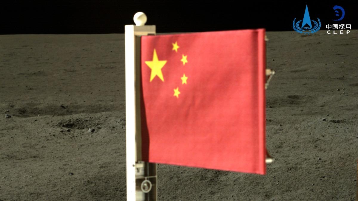 嫦娥六號揮舞隨身攜帶的小型中國國旗。(圖/翻攝自中國國家航天局官網)