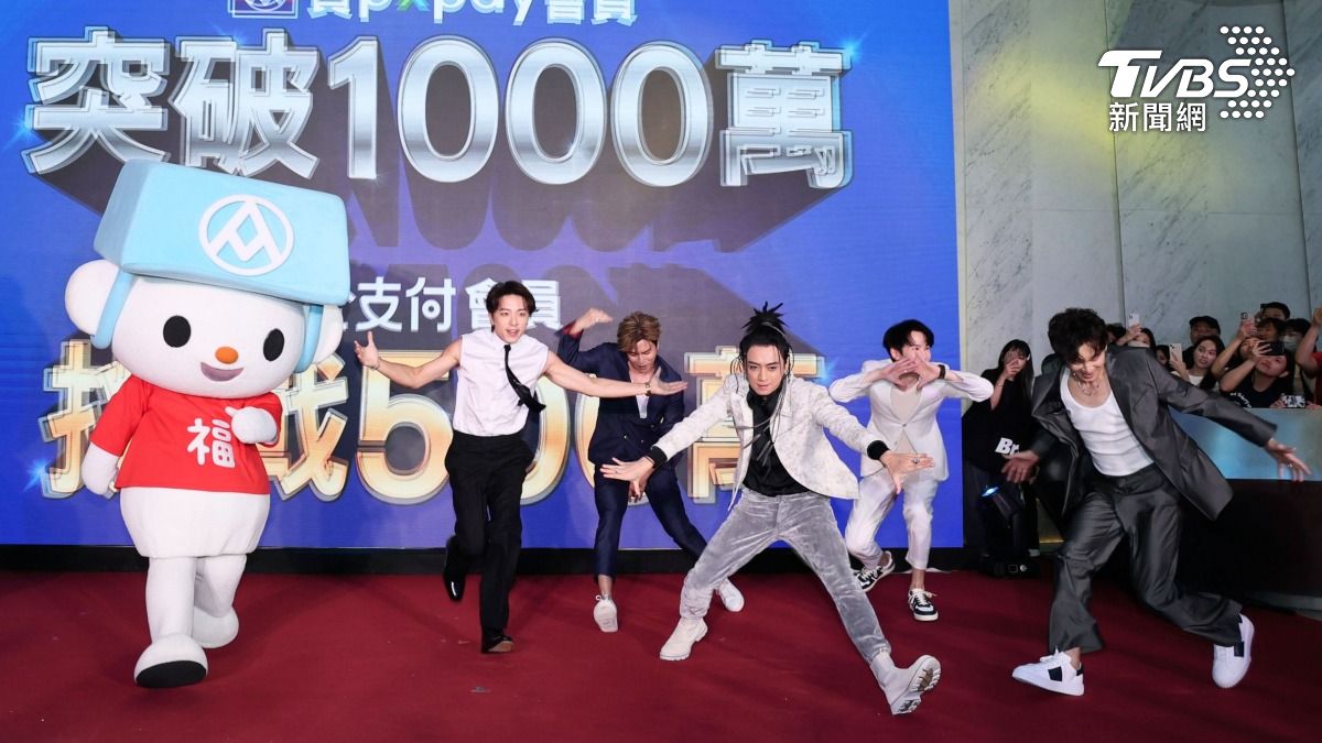 Energy登台大秀E16蹲。(圖/趙世平攝)