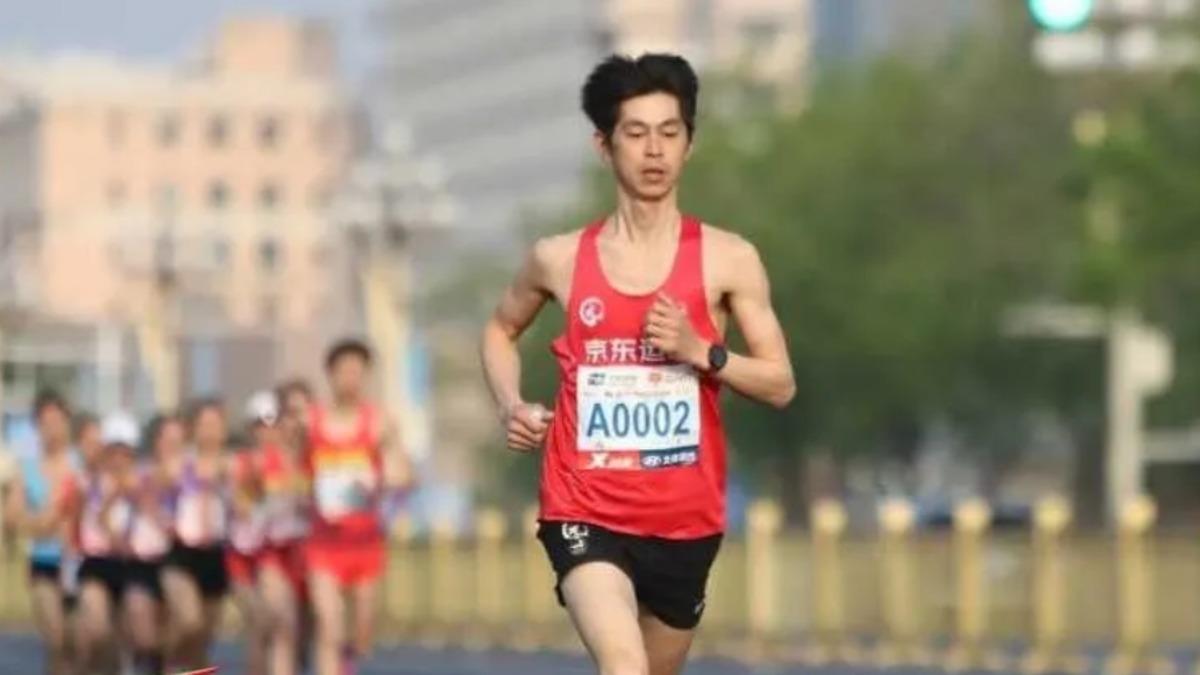 傳奇快遞小哥！他送貨堅持「腿綁沙袋」　苦練登上奧運殿堂