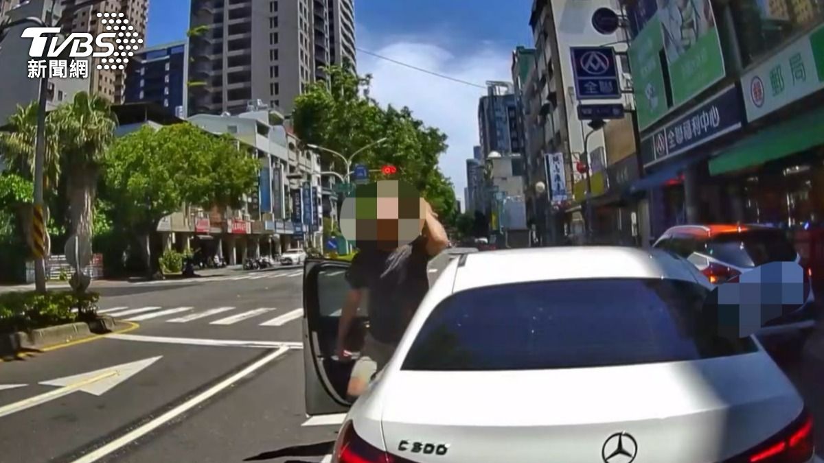 賓士駕駛下車理論並憤怒的敲打公車窗戶。（圖／TVBS）