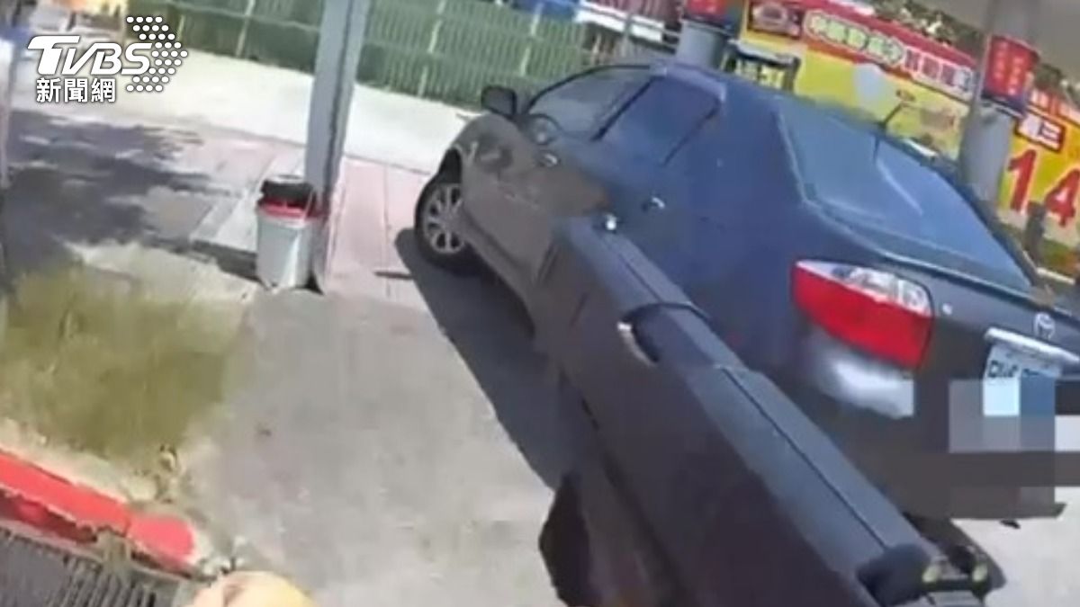 警抓詐欺車手遭衝撞!內湖大街連開2槍 嫌犯還是跑了