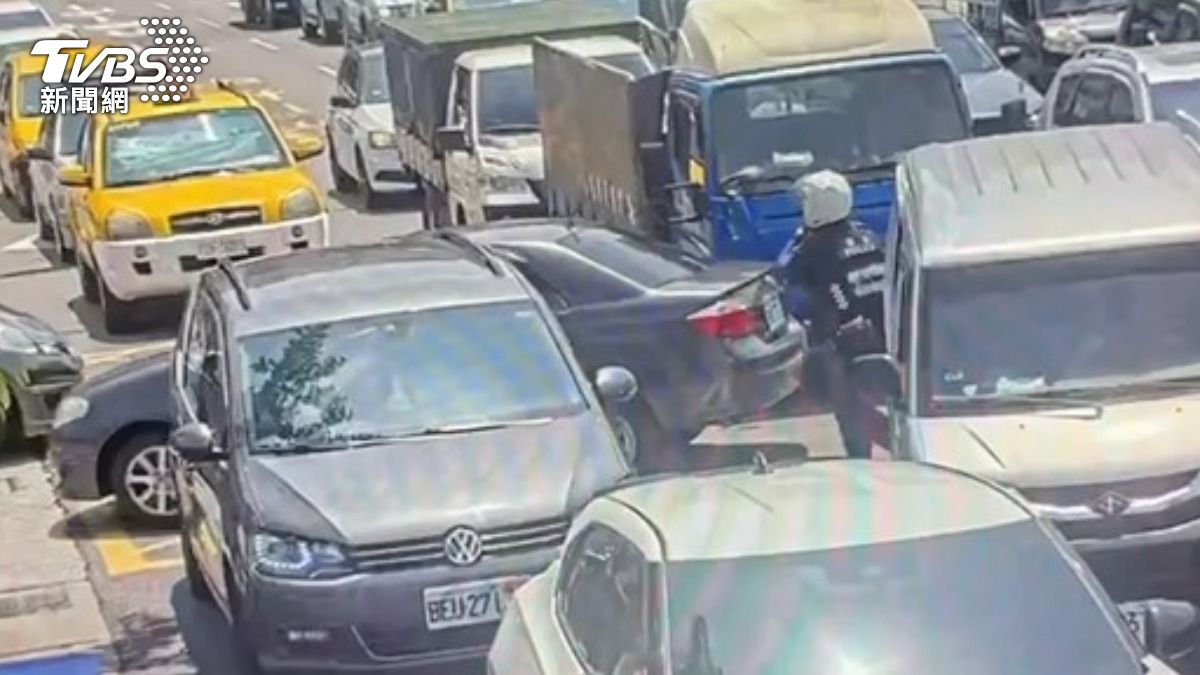 嫌犯從車陣中撞出一條路逃逸。(圖/TVBS)