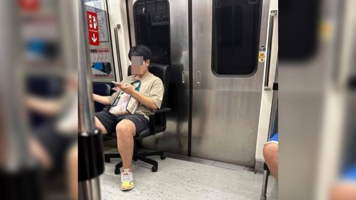 自備博愛座再＋1！他搬「電腦椅」搭北捷　網笑噴：捷運智慧王