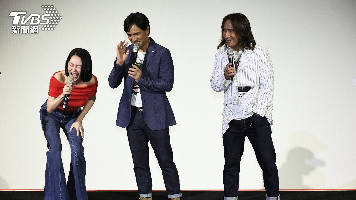 小S(左)瘋狂虧尤秋興和顏志琳,讓2人有些招架不住。(圖/張哲鳴攝)