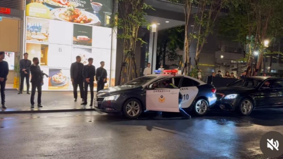 警車往後倒撞到邁巴赫,全被網友拍下。(圖/ktc.121 Threads授權提供)