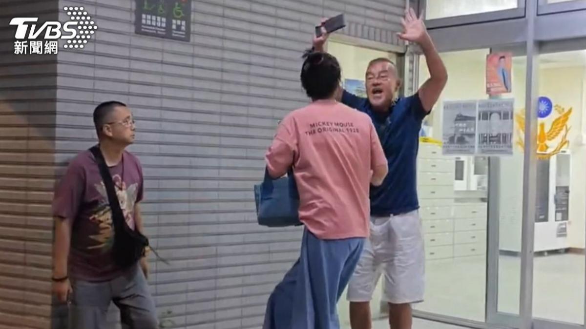 龍天翔酒後不付420元車資,還動手推警。(圖/TVBS)