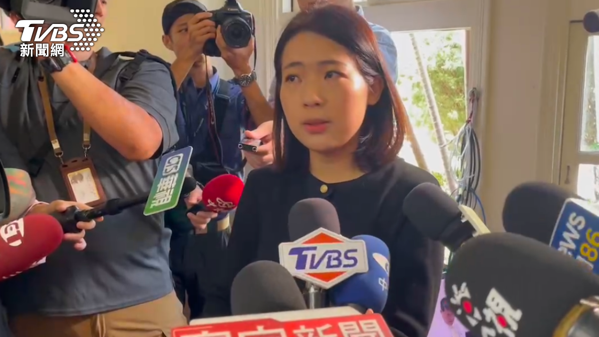 又去綠營挑釁!徐巧芯自備捲尺保持距離 黨團門外站崗