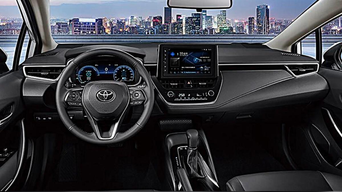 儀表板從LDA升級為LTA,提供車輛自動維持車道居中功能。(圖/Toyota)