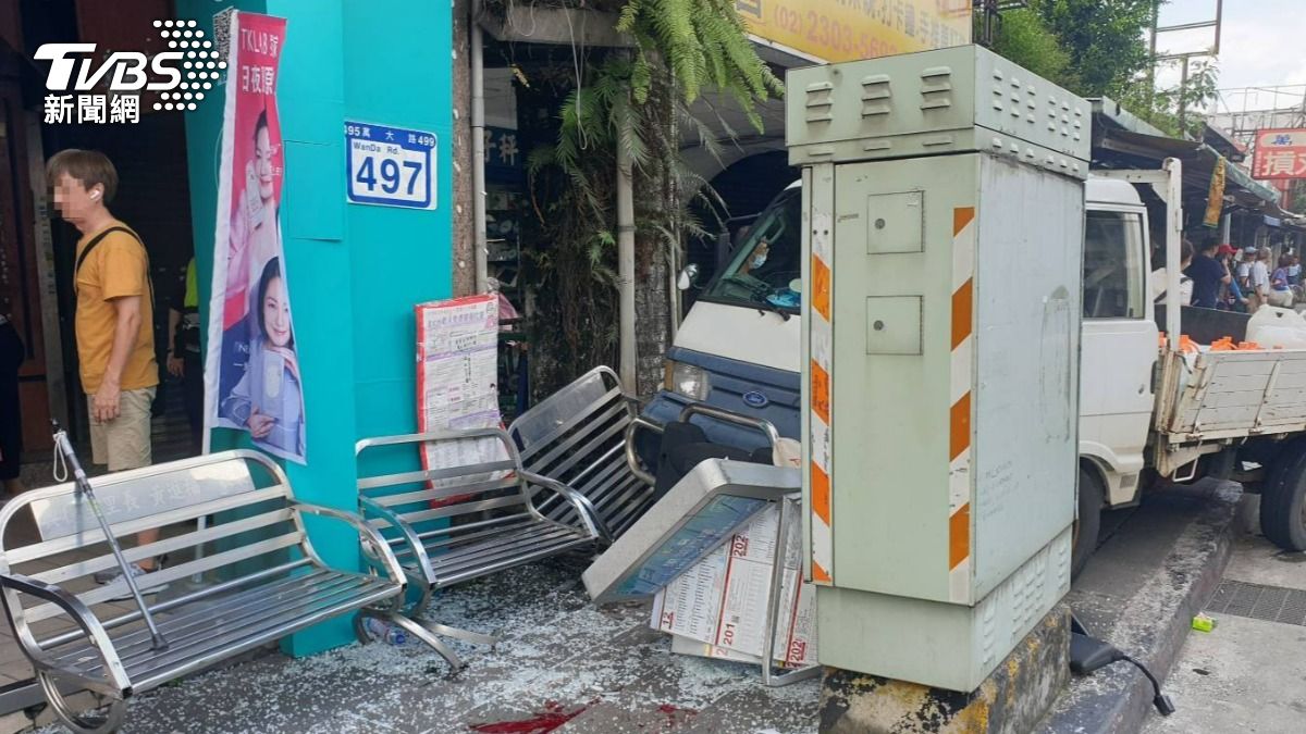 有片/北市萬華貨車衝上人行道 2人遭捲入車底斷腿送醫
