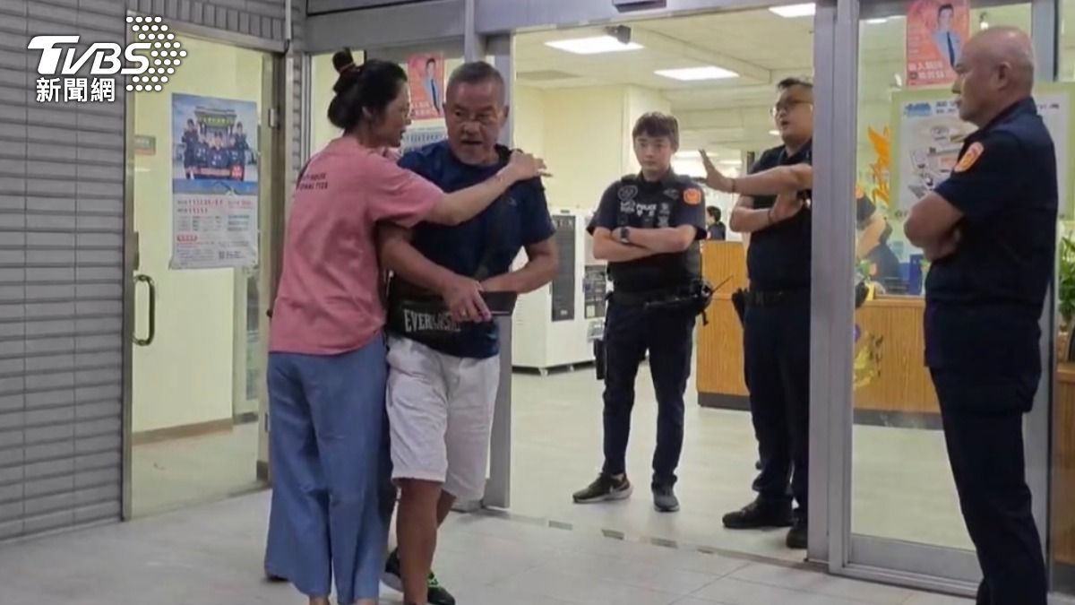 龍天翔(左二)不滿被上銬,酒醉後失態。(圖/TVBS)