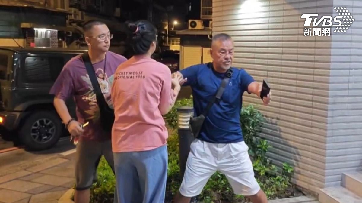 龍天翔(右)暴走飆罵髒話。(圖/TVBS)