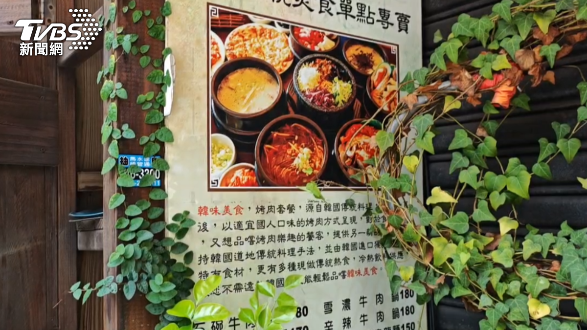 平價烤肉餐廳出現蟑螂。(圖/TVBS)