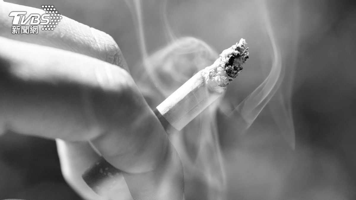 每天抽菸咳出黑毛!5cm竄滿喉嚨 外國男驚「聲帶遭貫穿」