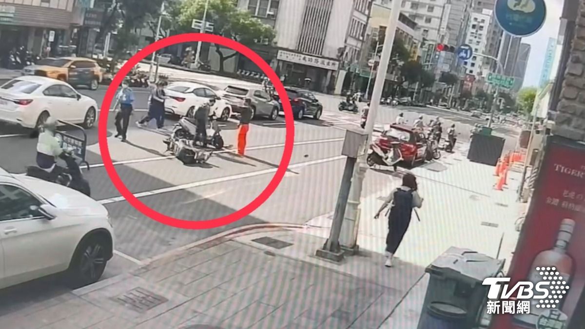高雄男騎車橫載4公尺水管掃翻2騎士 6護理師目睹衝出救人